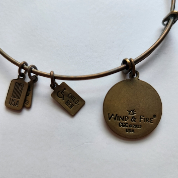 Chic Bronze Bracelet with "Wife" Heart Charm - Picture 2 of 3